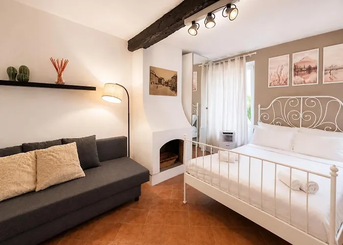 Glory House Navona Square
